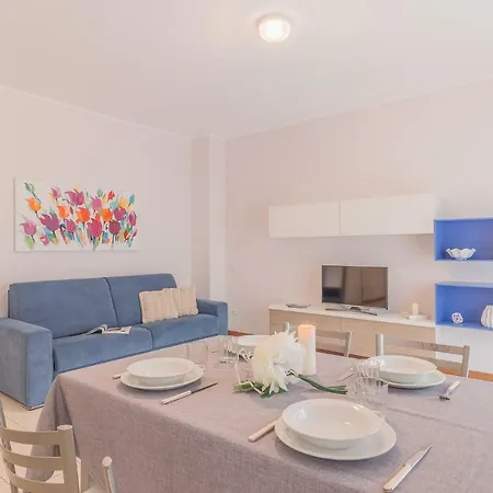 Alexis House 아파트 *